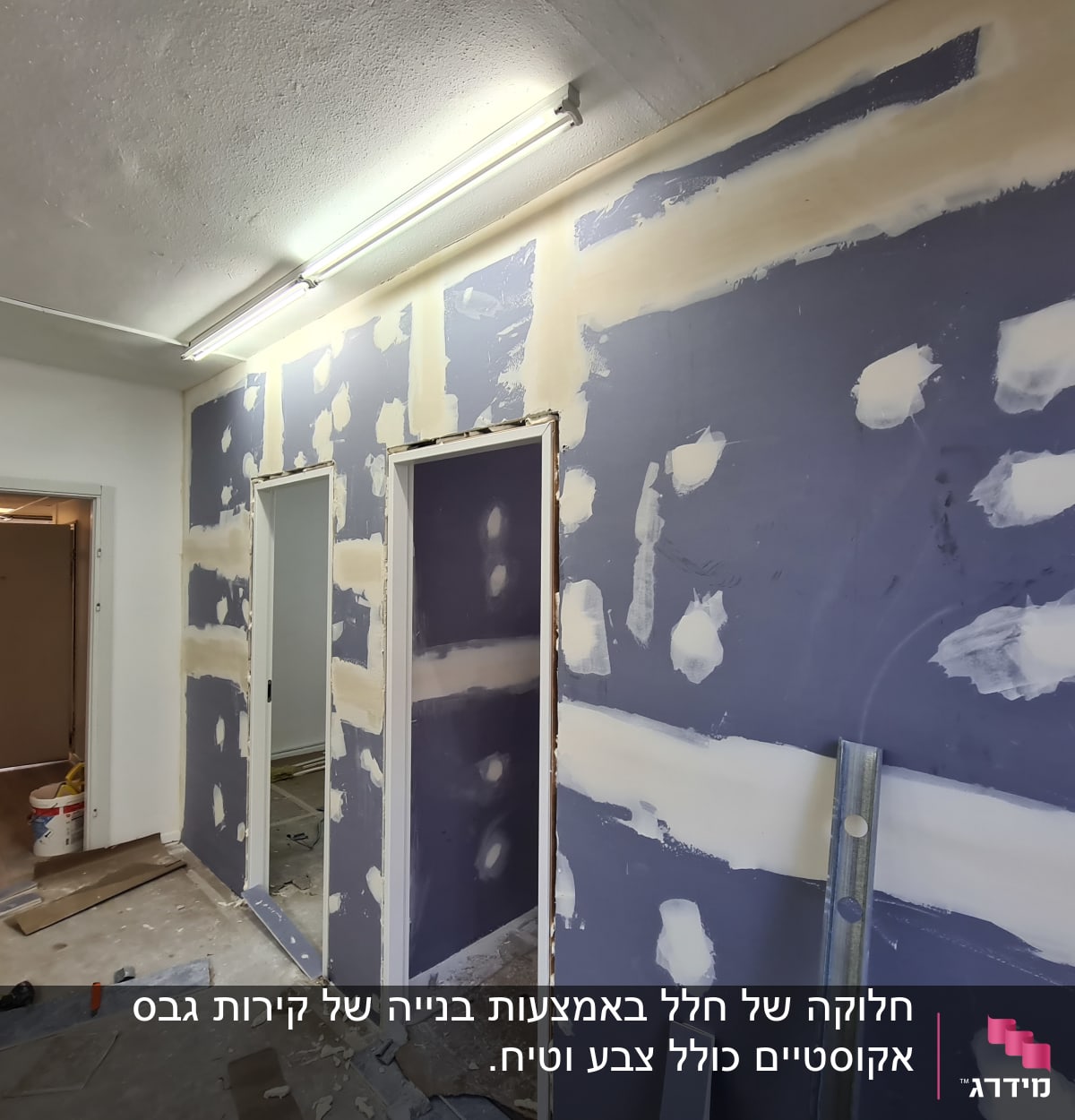 קירות גבס עם חיבורים מטויחים בחדר בבנייה